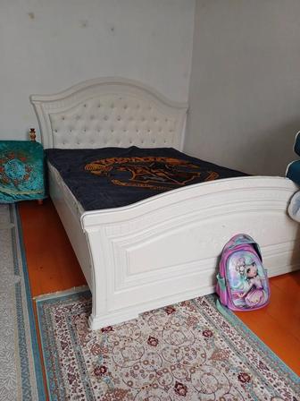 Продаю кровать с матрасом и комод