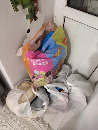 Отдадим игрушки и одеяло