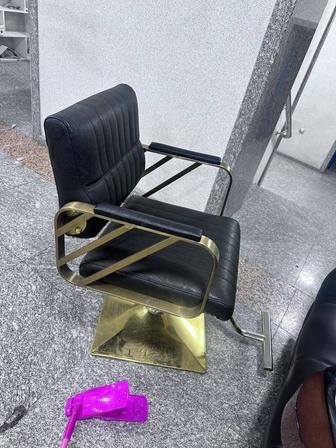 Зеркала и кресло