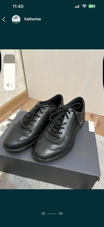 Продам женские кожаные кроссовки