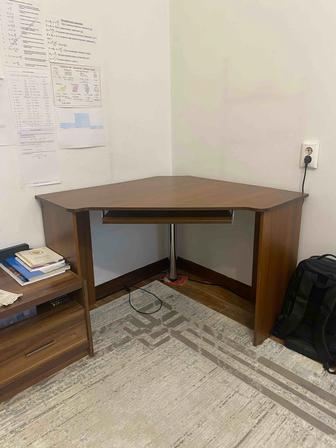 Угловой стол, компьютерный стол