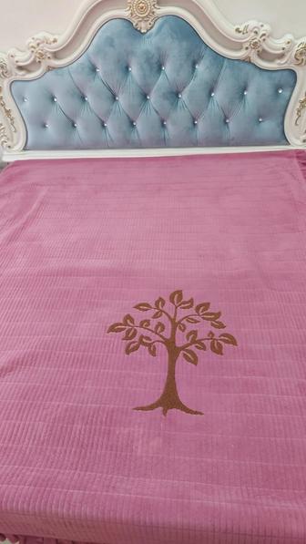 Продается кровать с двумя тумбами плюс зеркало