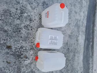 Канистры для воды.