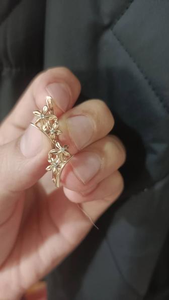 Золотые сережки, вставки бриллианты.