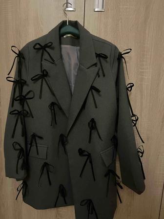 Серый женский костюм