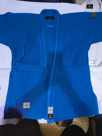 Продаю кимоно 3 комплекта