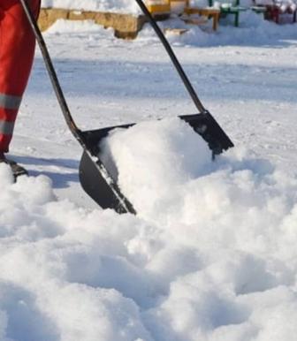 Уборка снега в ручную .