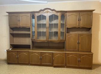 Стенка из натурального дерева