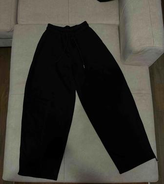 Спортивные стильные штаны черные