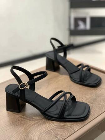 Босоножки на маленьком каблуке