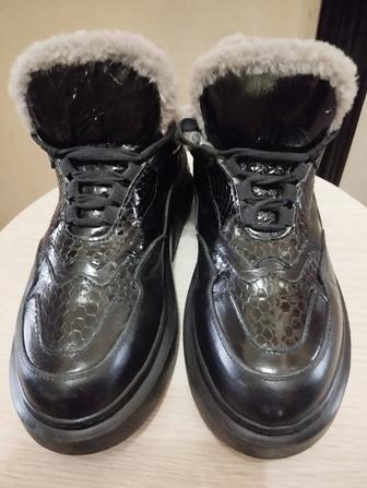 Женские зимние кроссовки размер 37.