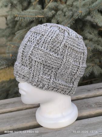 Вязаная мужская шапка