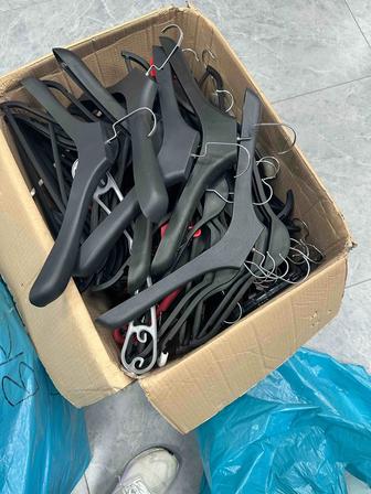 Срочно продам вешалки 3 коробки