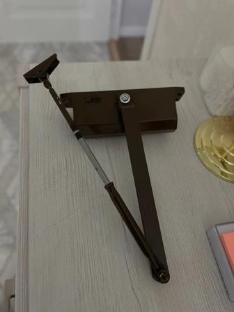 Доводчик для двери