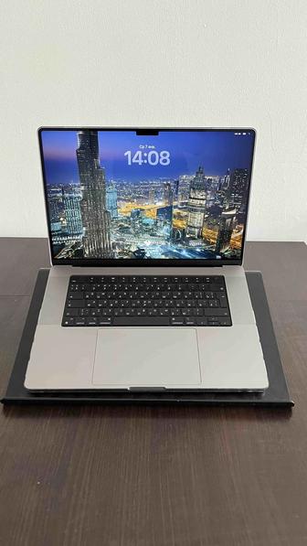 Продам MacBook Pro 16.2 серебристый 2021