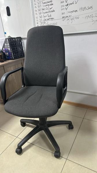 Продаются офисные стулья 3 штуки