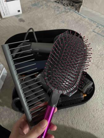 Продается Дайсон фен с полной насадкой укладки и массажной расческой
