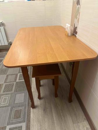 Стол кухонный и четыре табурета