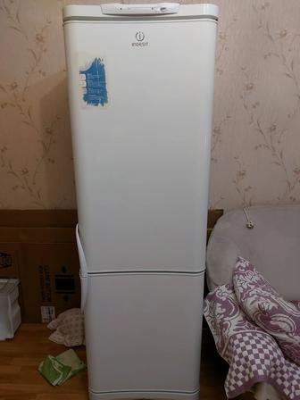 Продам холодильник Indesit