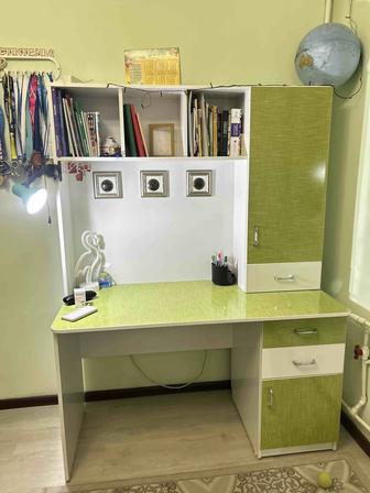 Детская двухъярусная кровать , стол рабочий