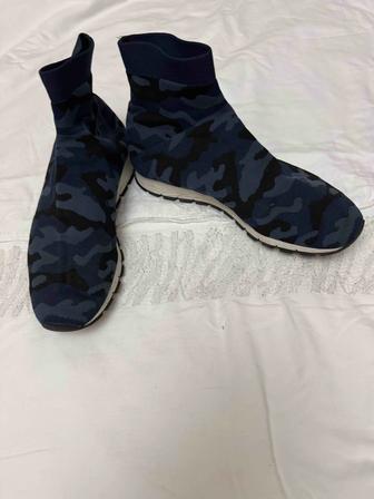 носки-кроссовки Prada с камуфляжным рисунком синего цвета.