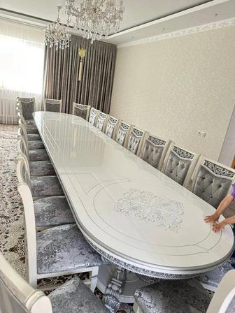 Продам гостиный стол новый 6 метров 26 стульев за 500 000