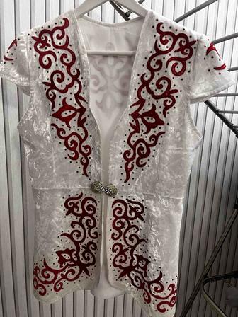 Белый бархатный национальный жилет