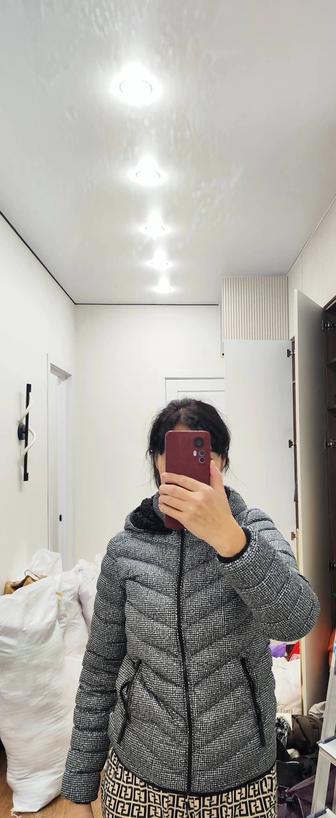 Продам куртку, осенняя, очень теплая. Размер S. Цвет серый. Почти не носила