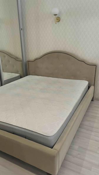 Продам двуспальную кровать с матрасом