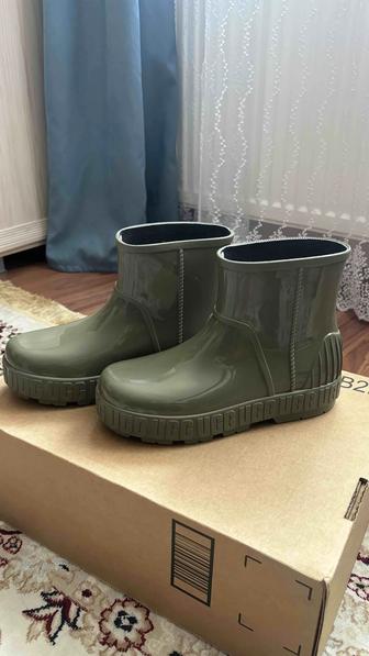 Водонепроницаемые полу сапоги UGG