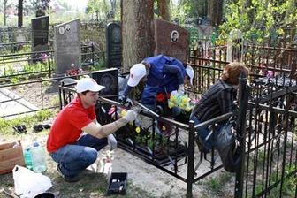 Уборка могил, покраска.
