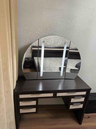 Продам трюмо с зеркалом