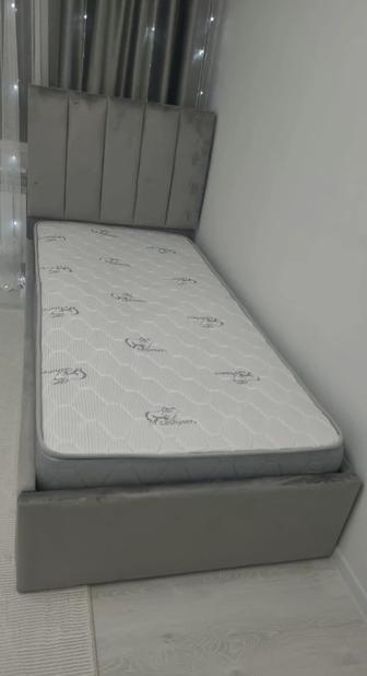 Продам 2 односпальные кровати с матрасами, почти новые