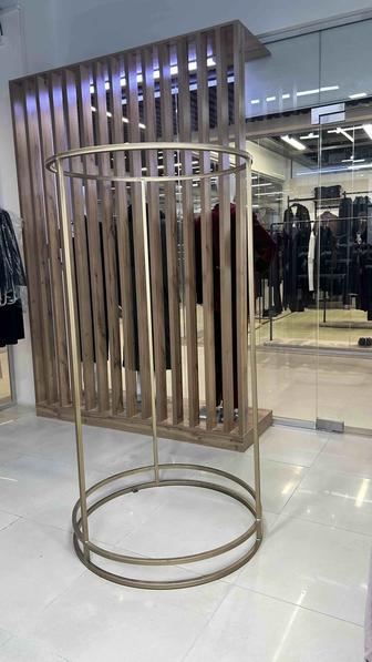 Продается стойка для длинных платьев новая. Цена 20000т