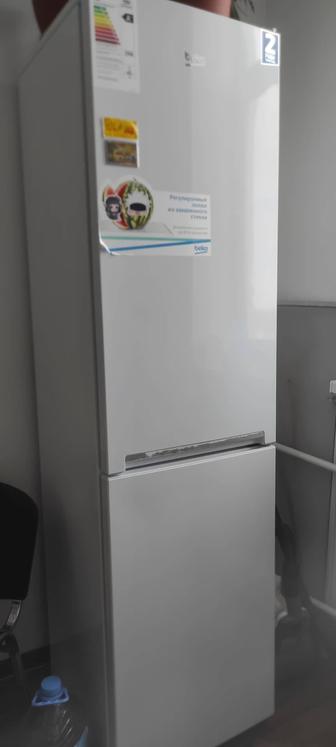 Продам двухкамерный холодильник BEKO