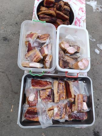 Сало горячего копчения, и соленое с прослойкой мясо.