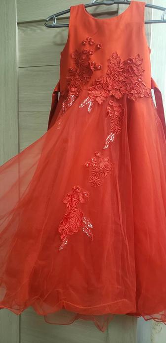 Нарядное платье красного цвета