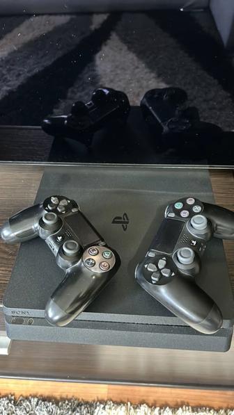 PS4 в отличном состоянии.