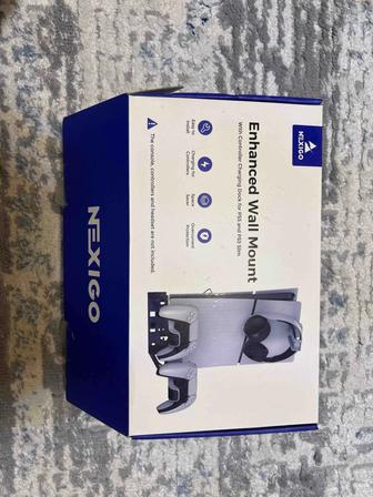 Настенное крепление для PlayStation 5 (PS5 / Slim) с зарядкой джойстиков