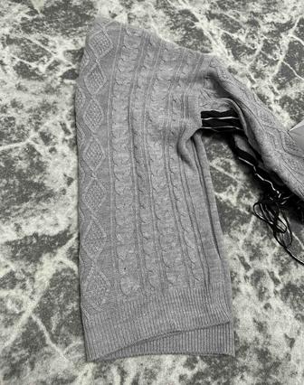 Продам стильный свитер теплый,на зиму и весну