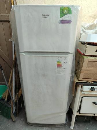 Холодильник Beko RDSK240M00W. Состояние почти нового. Чистый. Без запахов