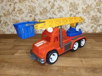 Продам большую игрушечную пожарную машину