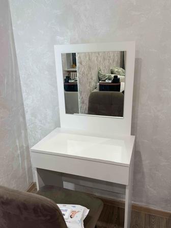 Продаю туалетный столик с зеркалом