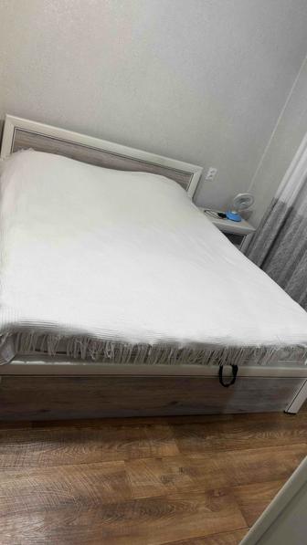 Продам двух-спальную кровать и две тумбочки