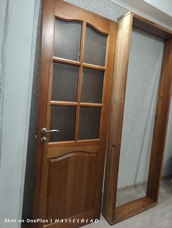 Дверь межкомнатная из натурального дерева.