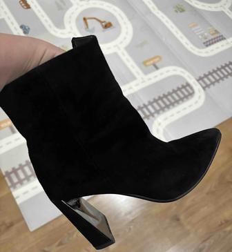 Продам осенний замшевый ботильон