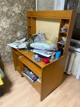 Стол, компьютерный из дерева.