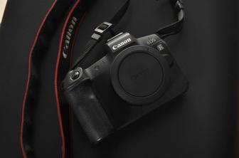 Срочно продаю фотоаппарат Canon EOS R body