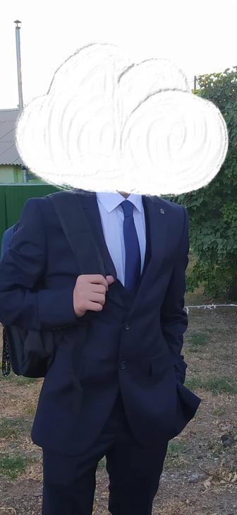 Продам школьный костюм