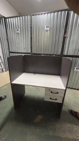 Продаем столы с перегородкой. Офисные столы.